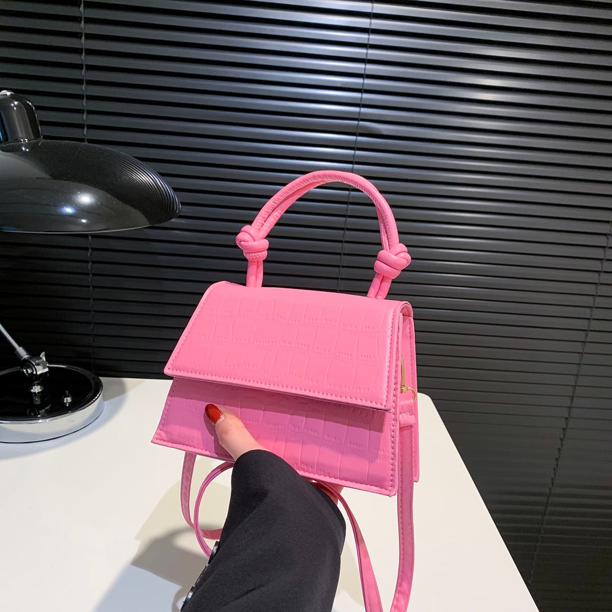 Mini sac carré léger et décontracté à rabat en relief de crocodile rose pour les adolescentes, les femmes, les étudiants, les recrues et les